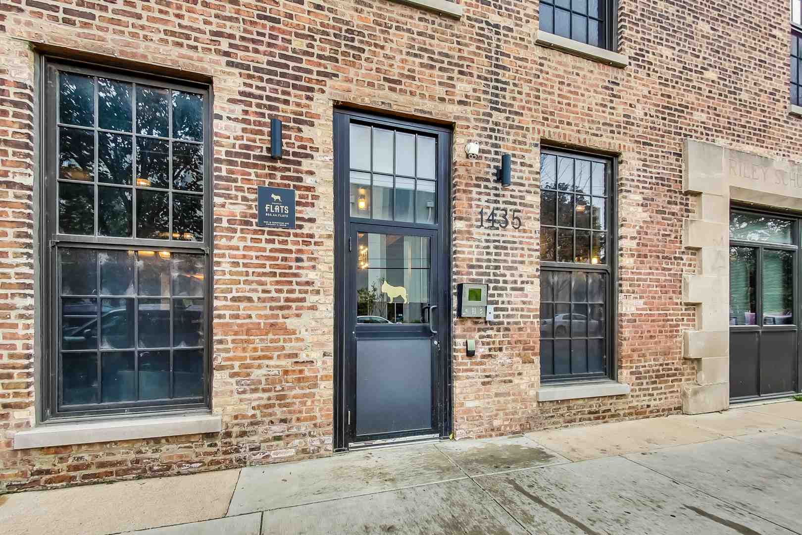 scenic street in Lincoln Park with classic brownstone architecture - furnished apartments lincoln park chicago