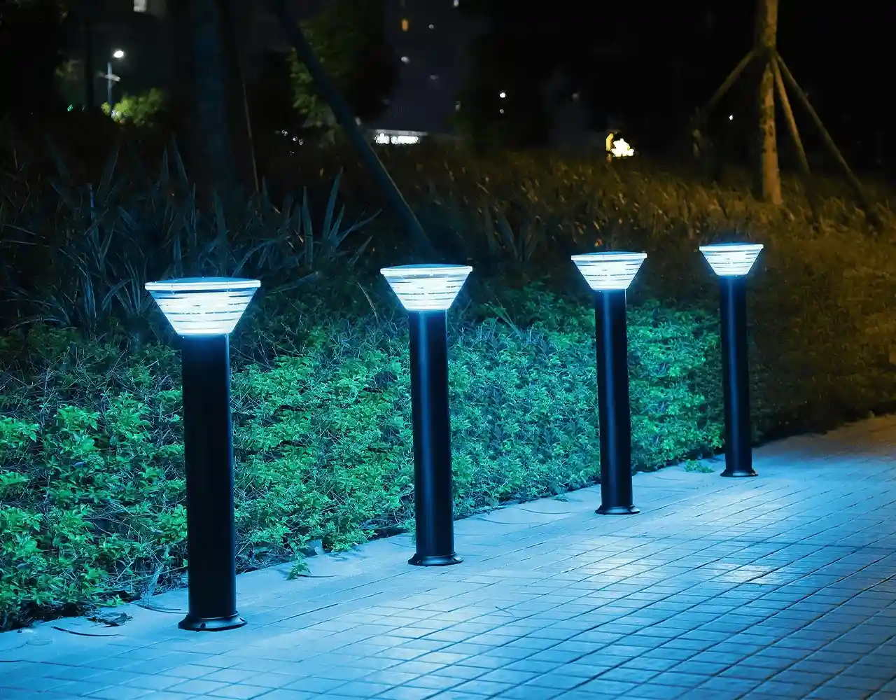 Components and benefits of solar bollard lighting systems - bollards with solar lights infographic 