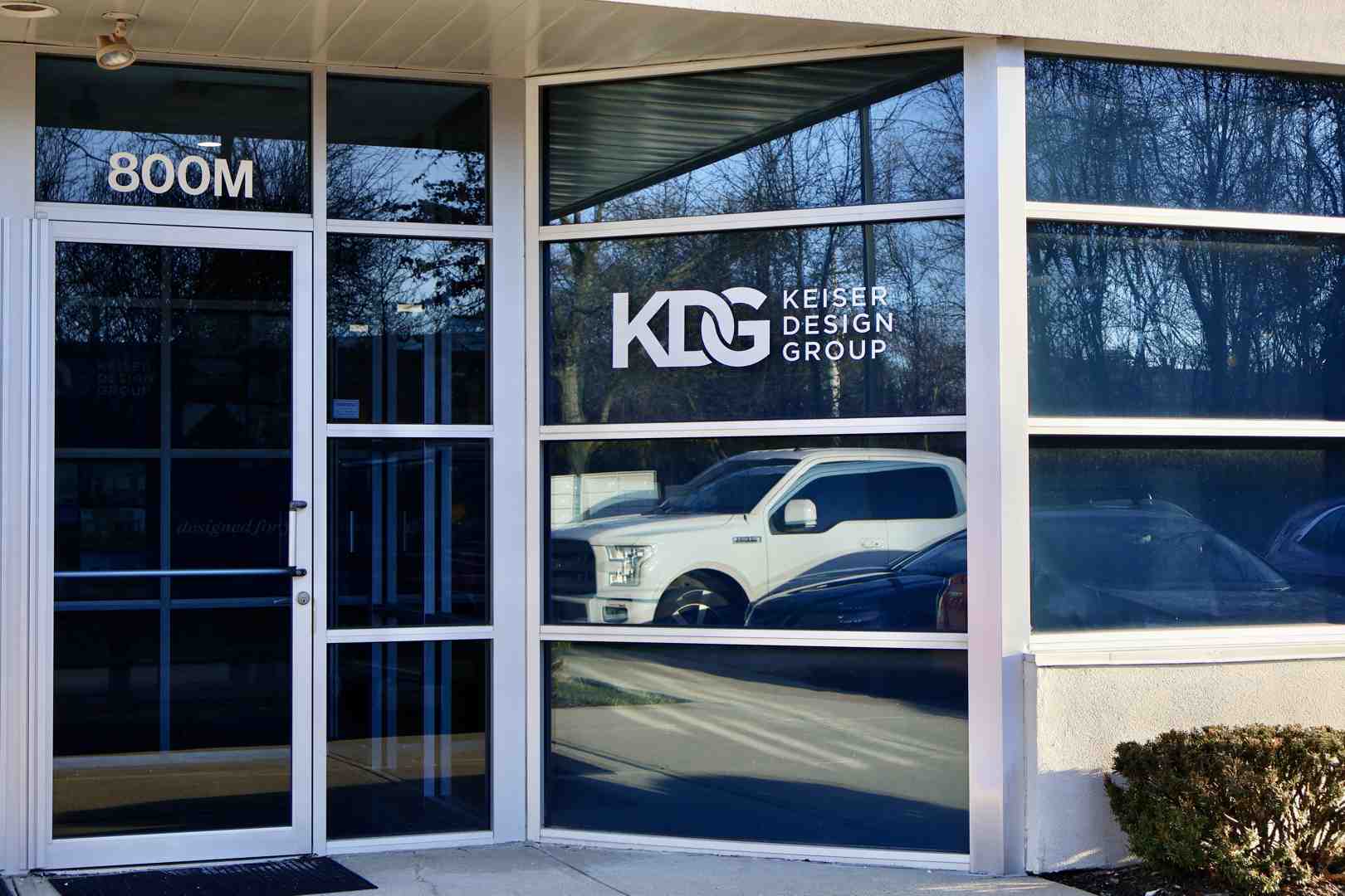 Comprehensive breakdown of modern architecture glass benefits including natural light improvement, energy efficiency improvements, seamless indoor-outdoor living connections, and sleek contemporary aesthetics with performance metrics - modern architecture glass infographic 