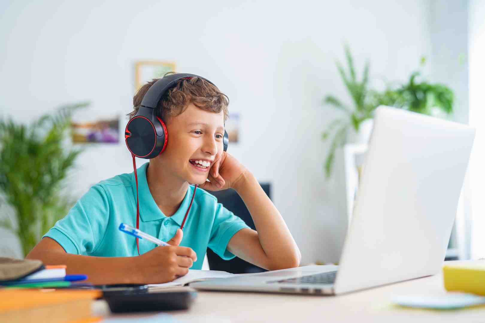 student working confidently with tutor in online session - maths tutoring for confidence building student working confidently with tutor in online session - maths tutoring for confidence building