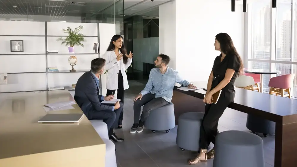 Professional consultation between CRE experts and clients - Commercial real estate experts Professional consultation between CRE experts and clients - Commercial real estate experts