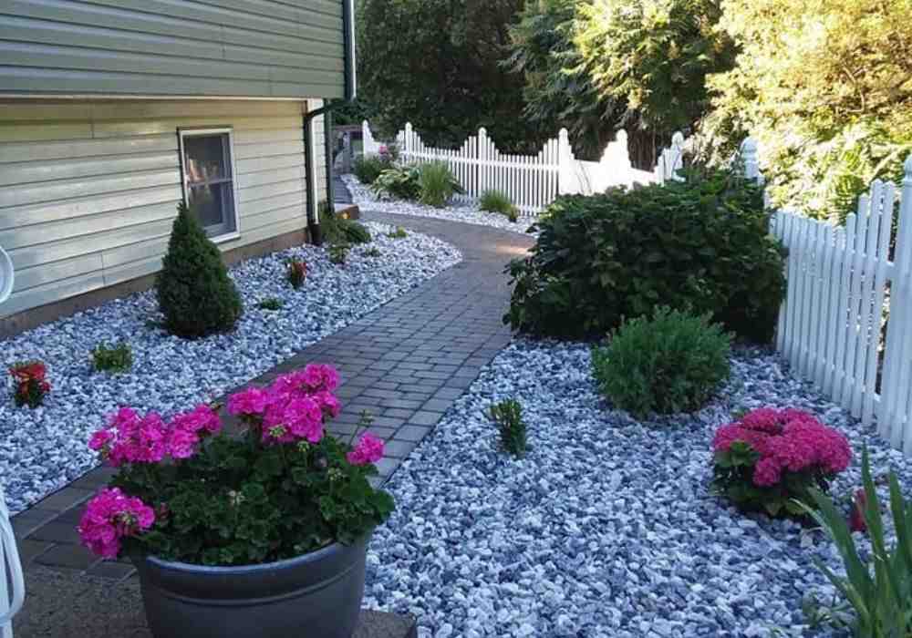 garden with organic mulch - organic mulch near me