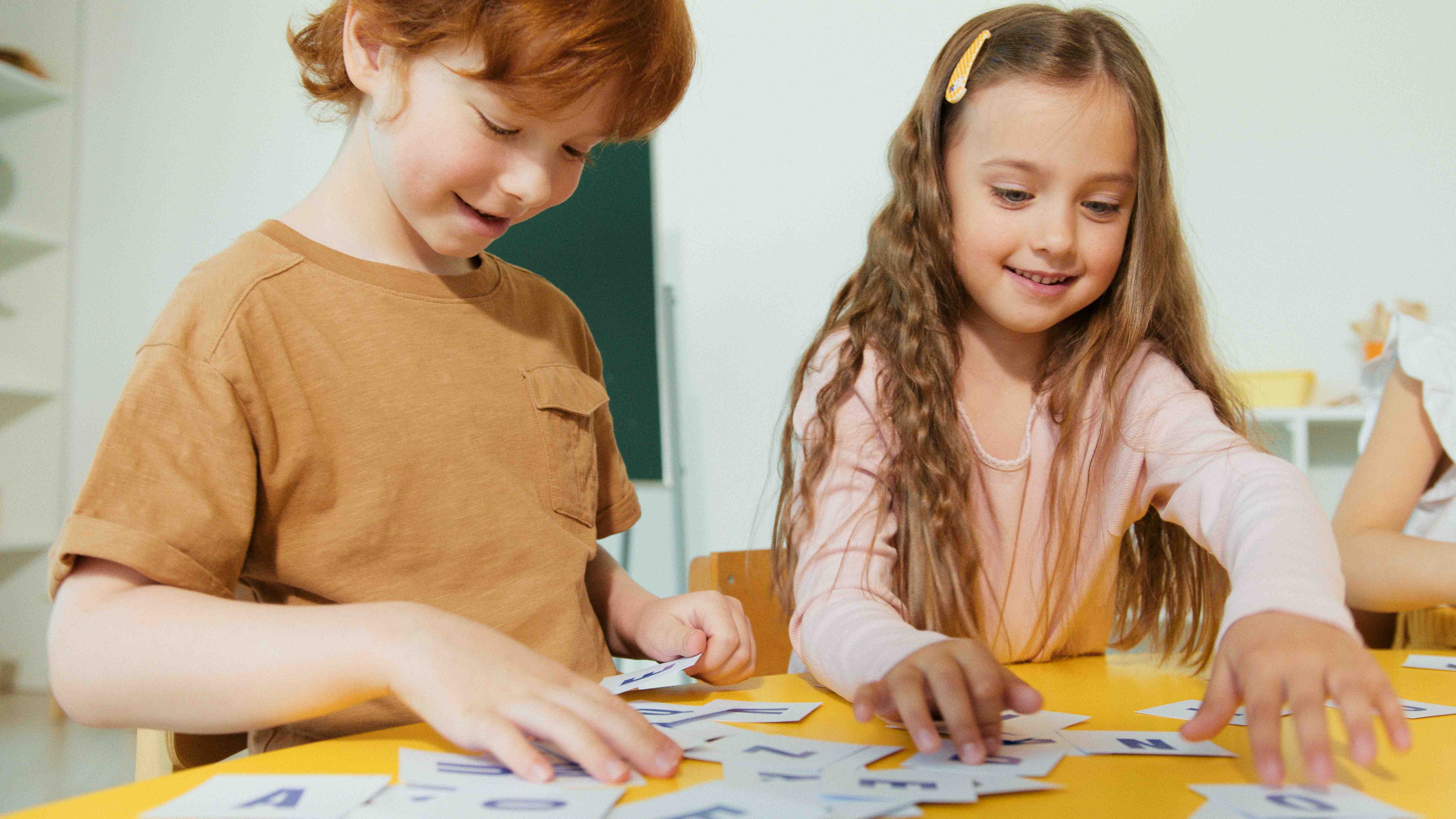 Children blending sounds in synthetic phonics - synthetic phonics