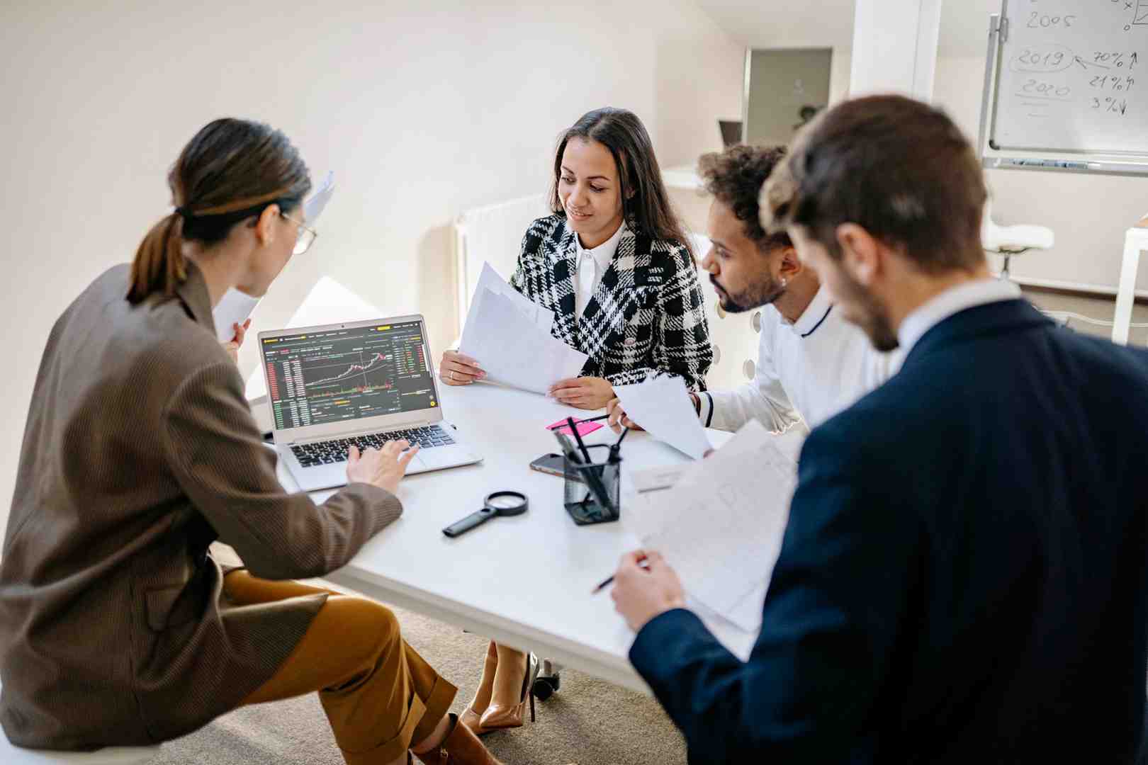 SEO expert presenting a backlink growth chart in a business meeting - seo backlink analyzer