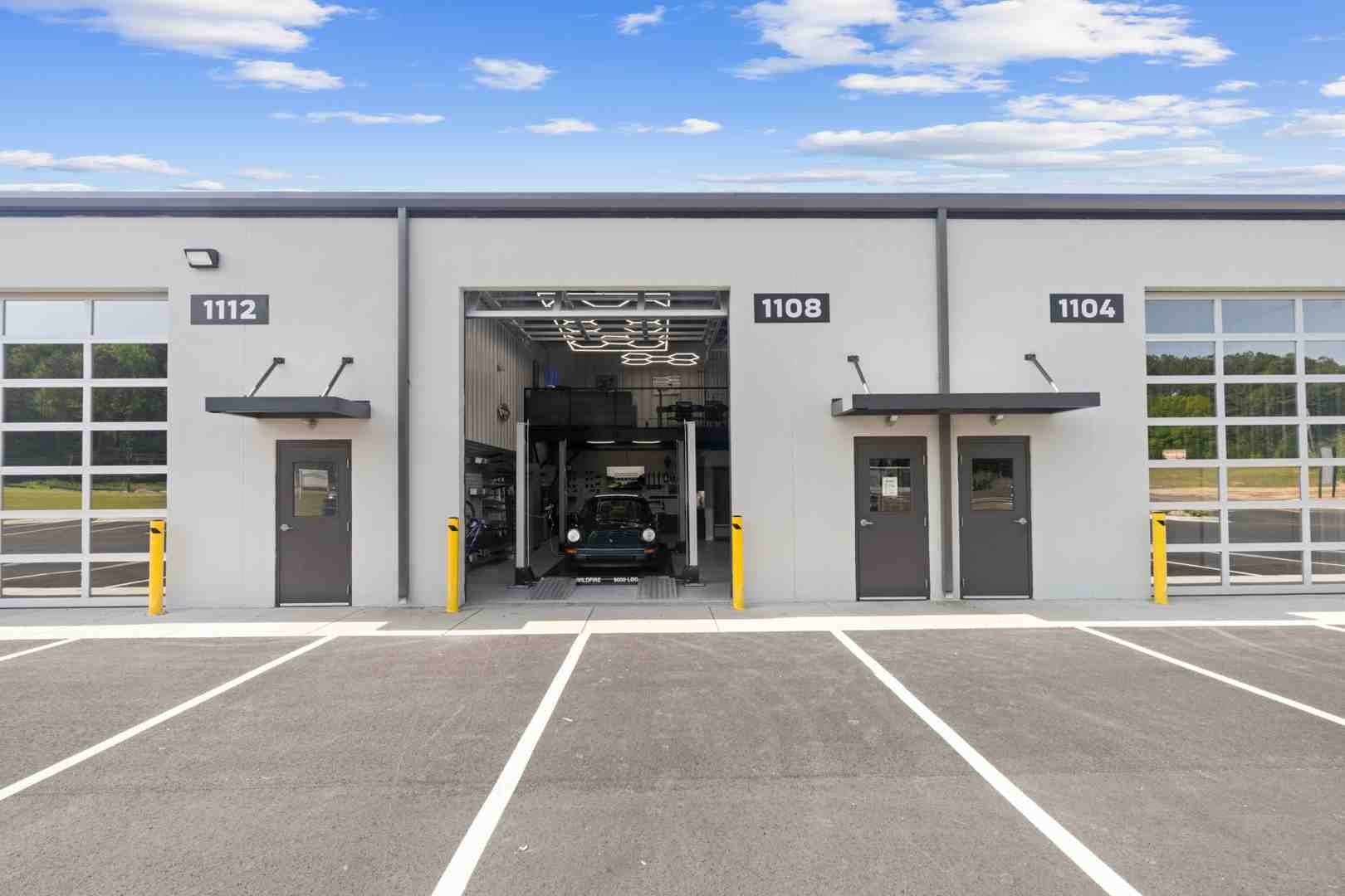 Professional detailing bay with grade-level roll-up door and high-clearance ceilings - MicroFlex Spaces For Auto Detailing Businesses Professional detailing bay with grade-level roll-up door and high-clearance ceilings - MicroFlex Spaces For Auto Detailing Businesses