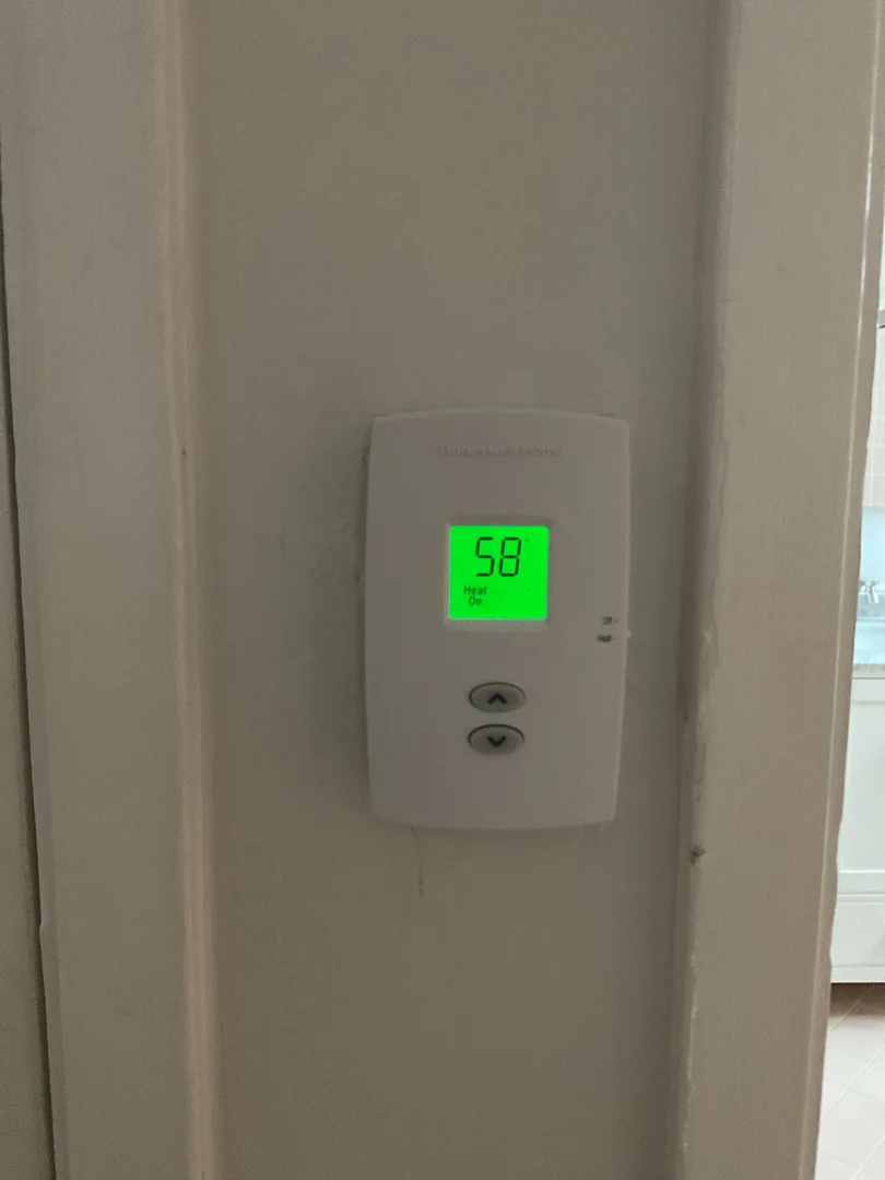 thermostat and steady airflow in a modern home thermostat and steady airflow in a modern home