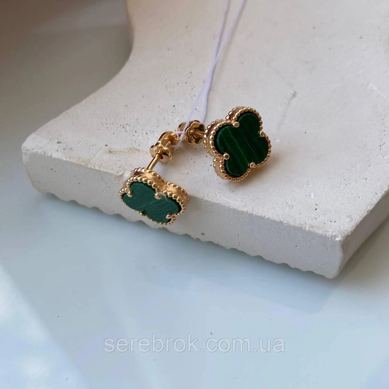 Серьги Green Clover, вид сбоку с золотистой застежкой