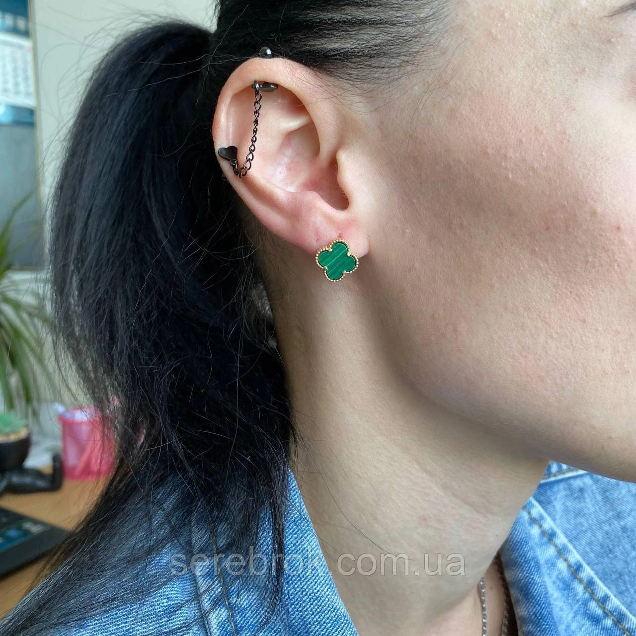 Серьга Green Clover на мочке уха