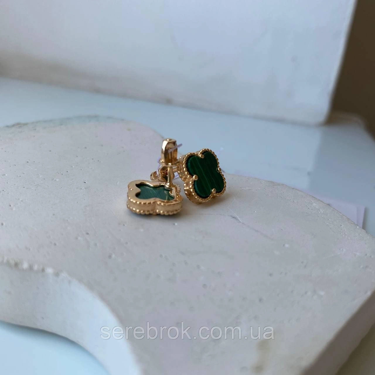 Серьги Green Clover с малахитом, крупным планом