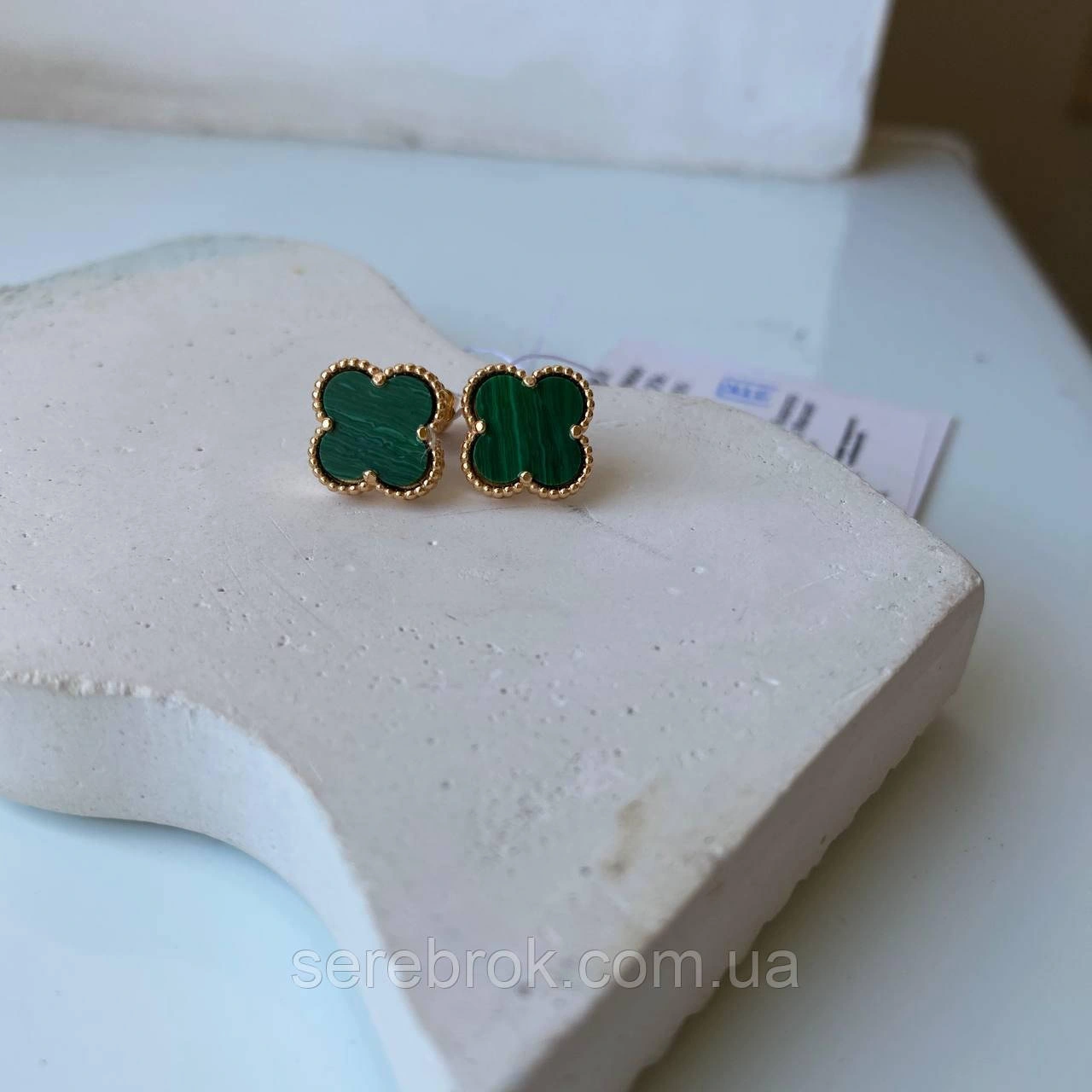 Серьги Green Clover с малахитом, вид спереди