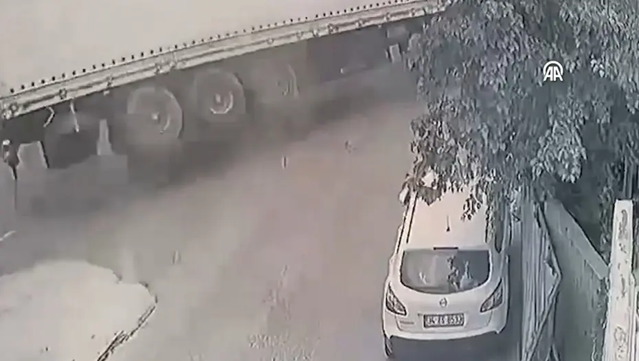 Başakşehir'de Tır Kazası: Devrilen Araç İki Otomobile Çarptı
