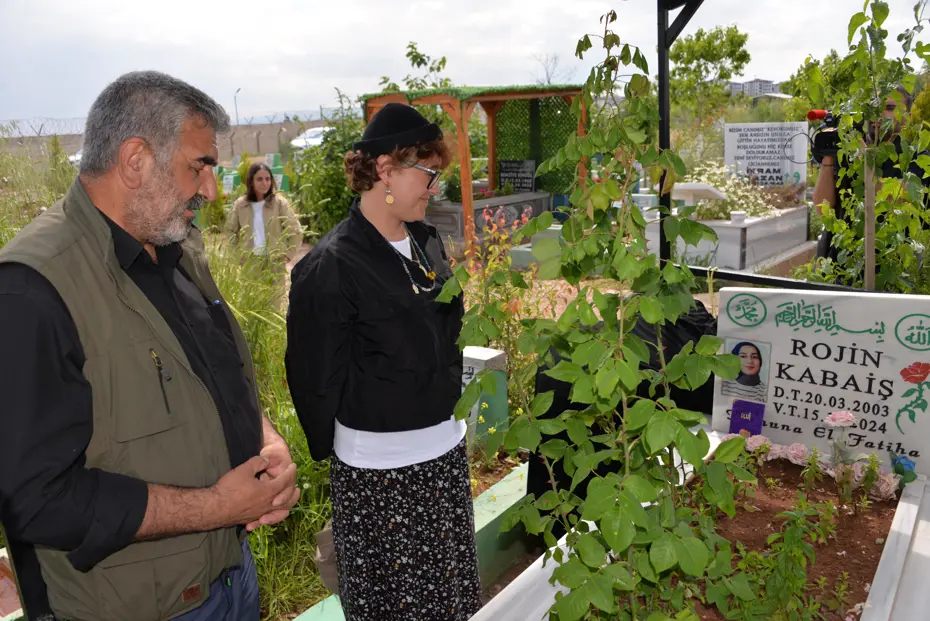 Yasemin Minguzzi, Rojin Kabaiş’in Diyarbakır'daki mezarına gitti