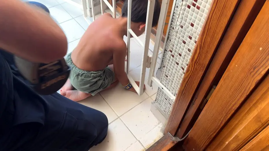 Avcılar’da başı demir kapıya sıkışan çocuğu itfaiye kurtardı