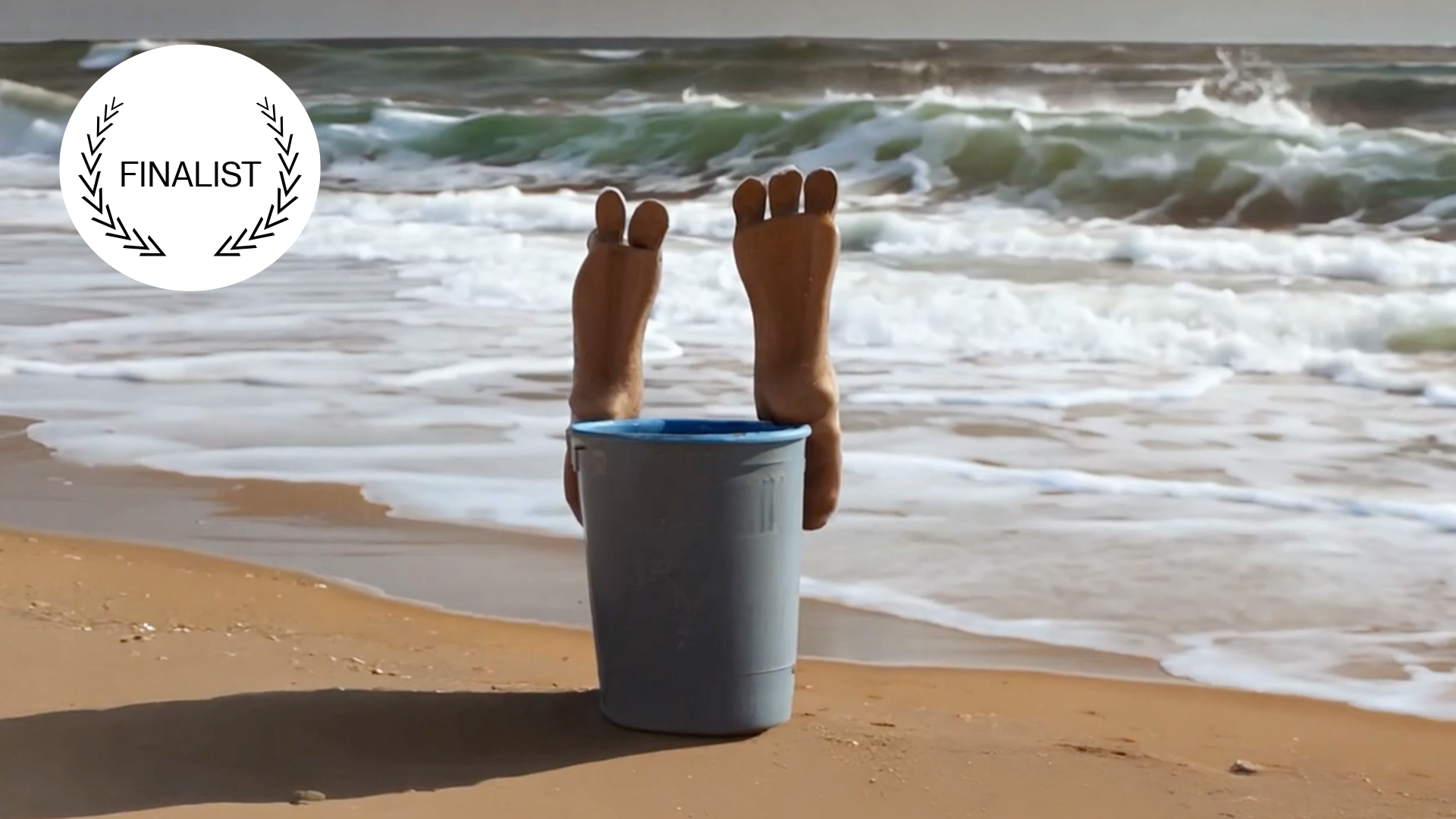 Une poêle sur une plage avec des bras et des jambes