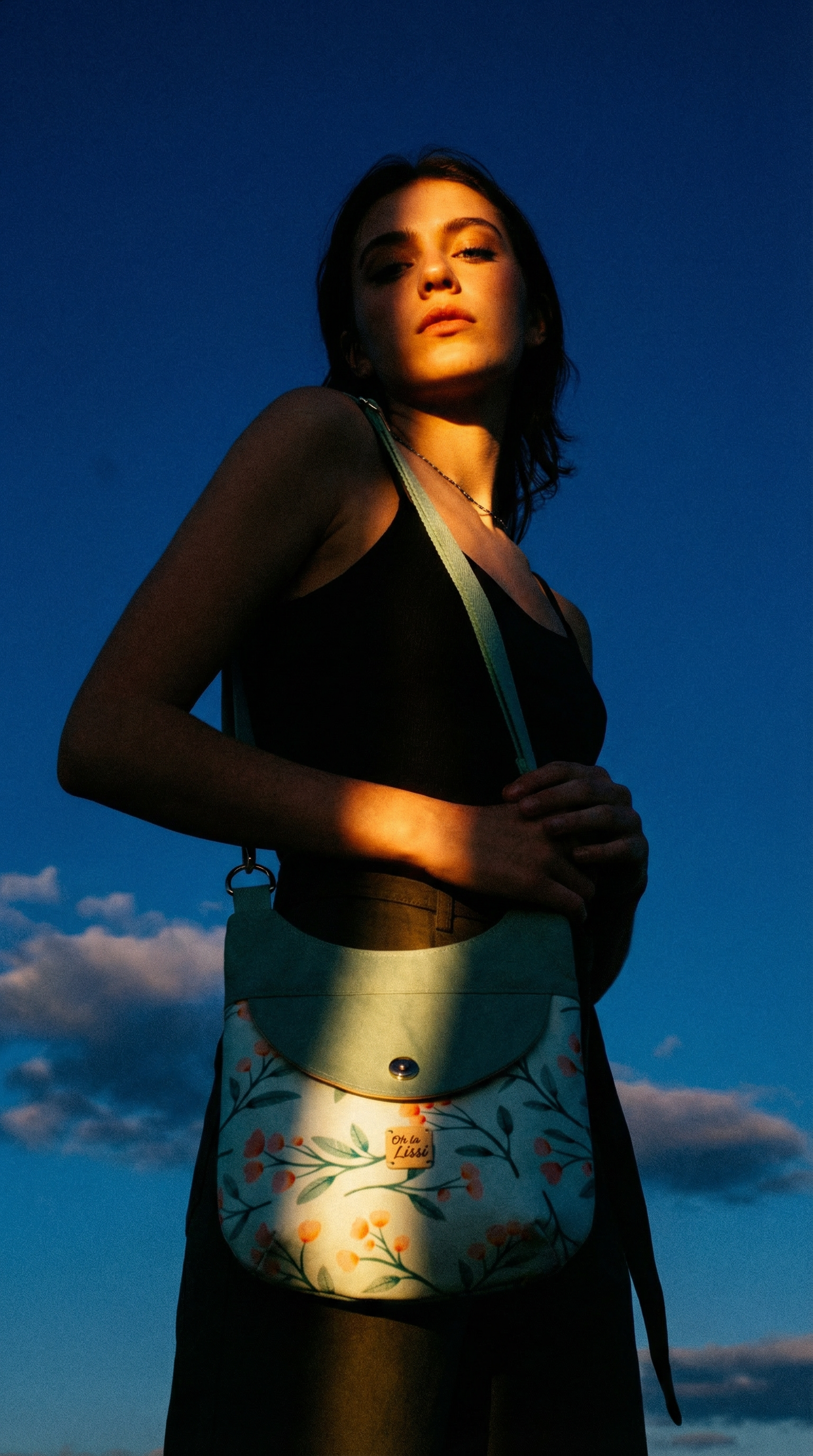 AI product shot of Crossbody Tasche mit Blütenmuster in Mint und rosa
