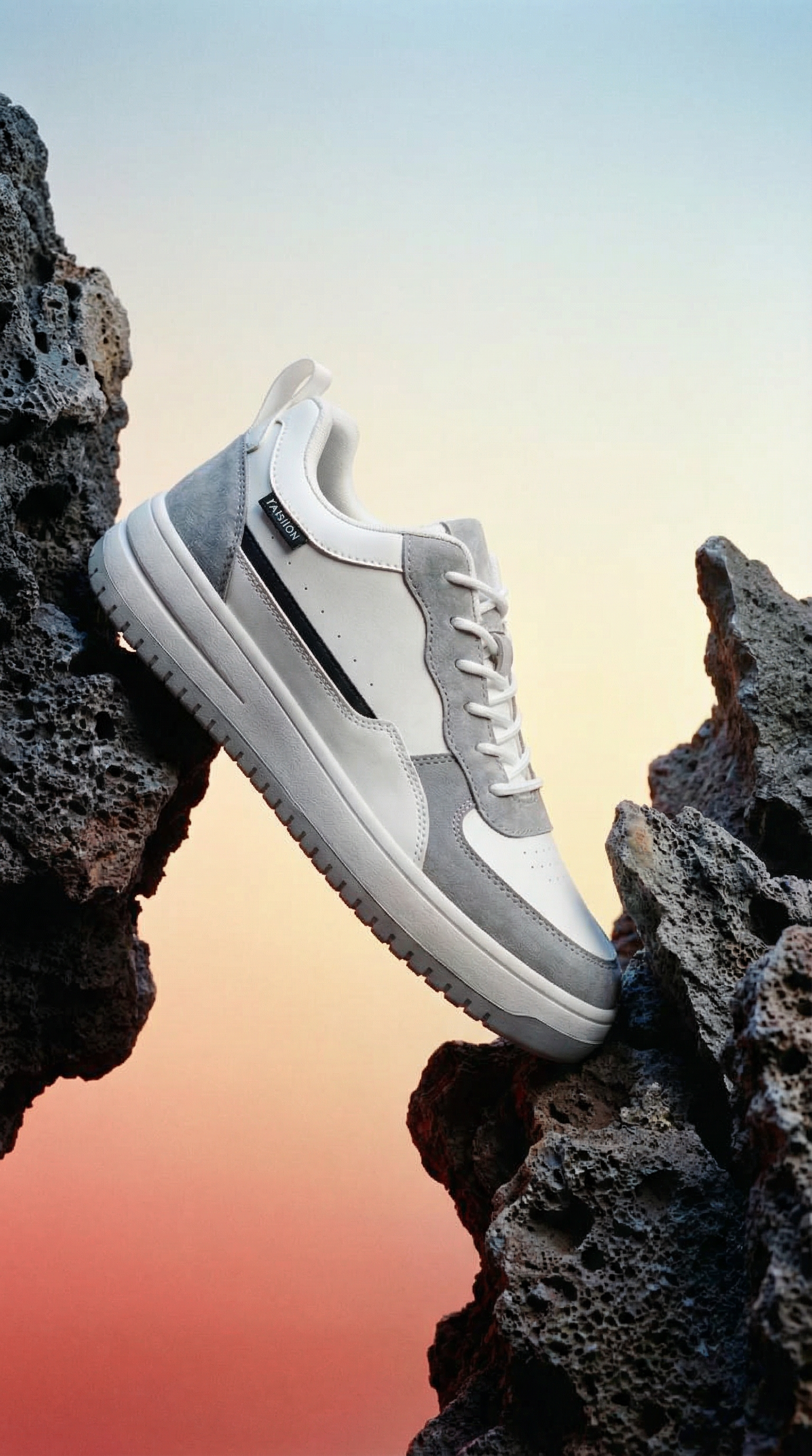 AI product shot of נעלי סניקרס מגביהות דגם Gravity Edge