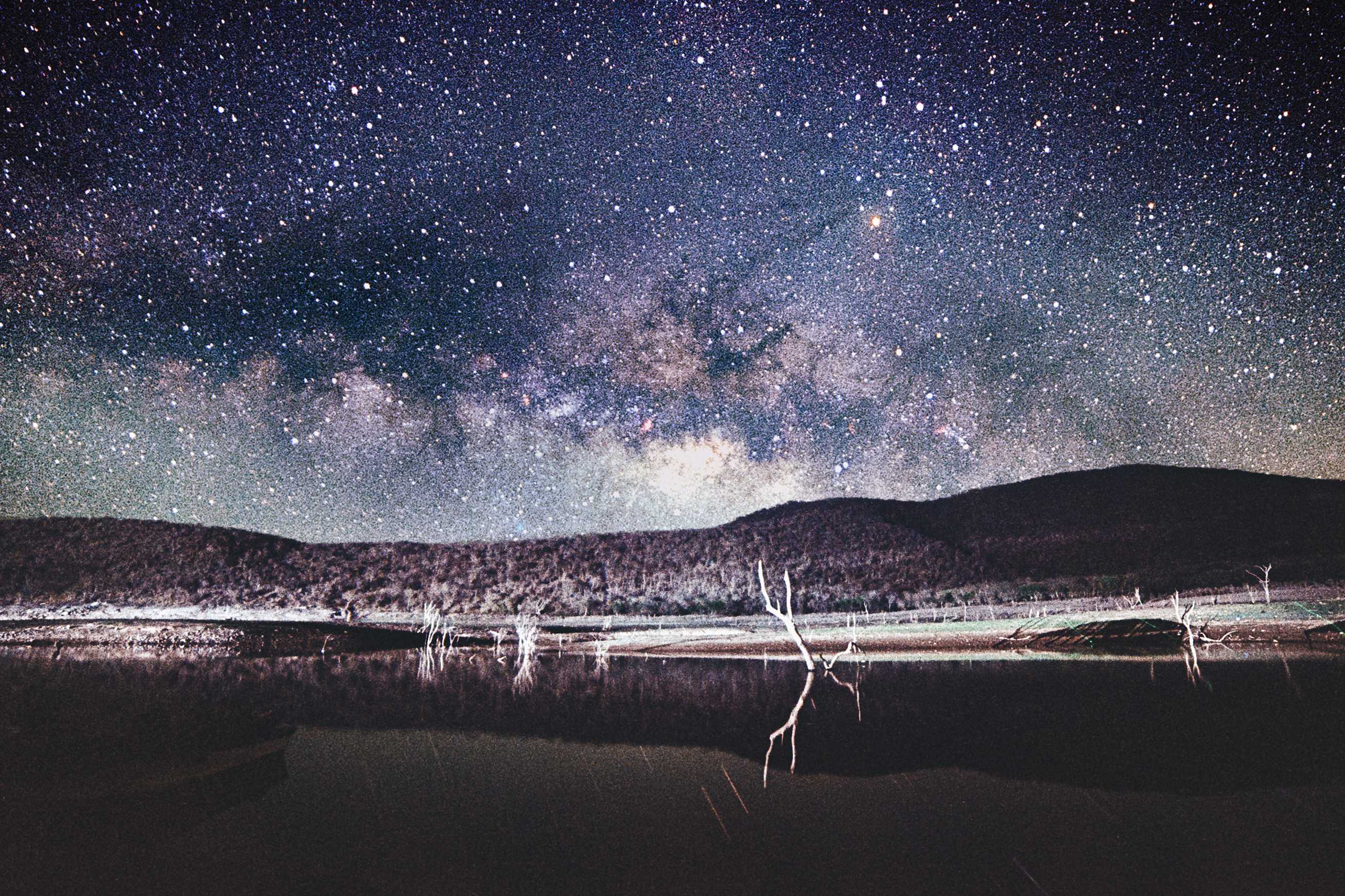 Vía láctea levantándose sobre el lago El Salto – Composición Astrofotografía en film 35mm