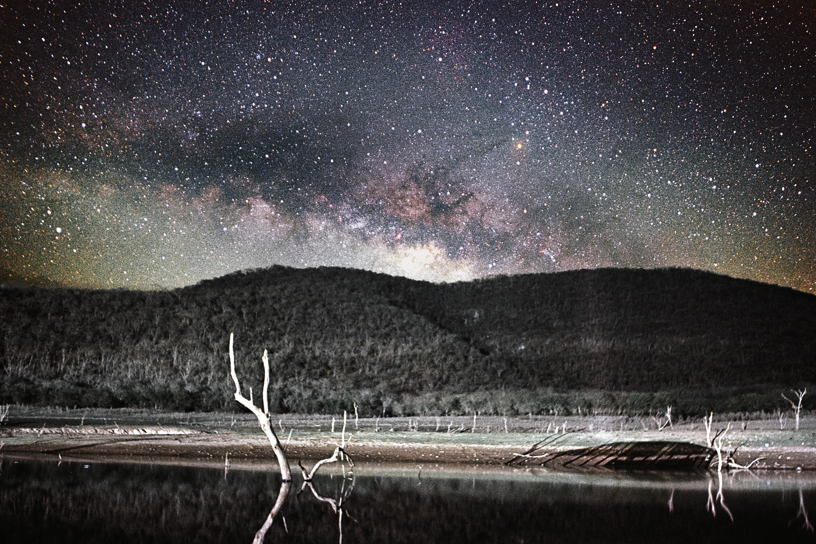 ![Vía láctea levantándose sobre el lago El Salto – Composición Astrofotografía en film 35mm]