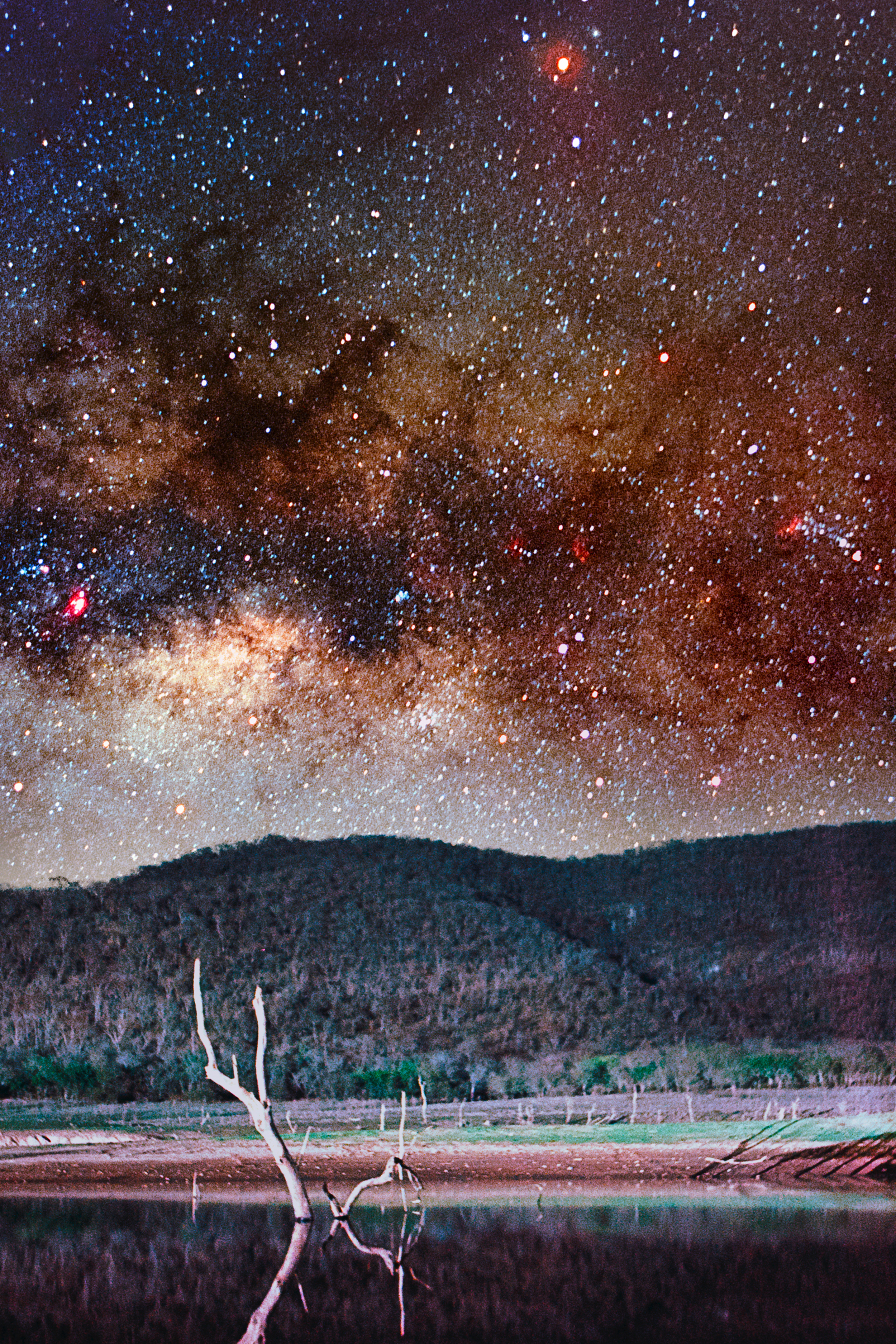 Vía láctea levantándose sobre el lago El Salto – Composición Astrofotografía en film 35mm