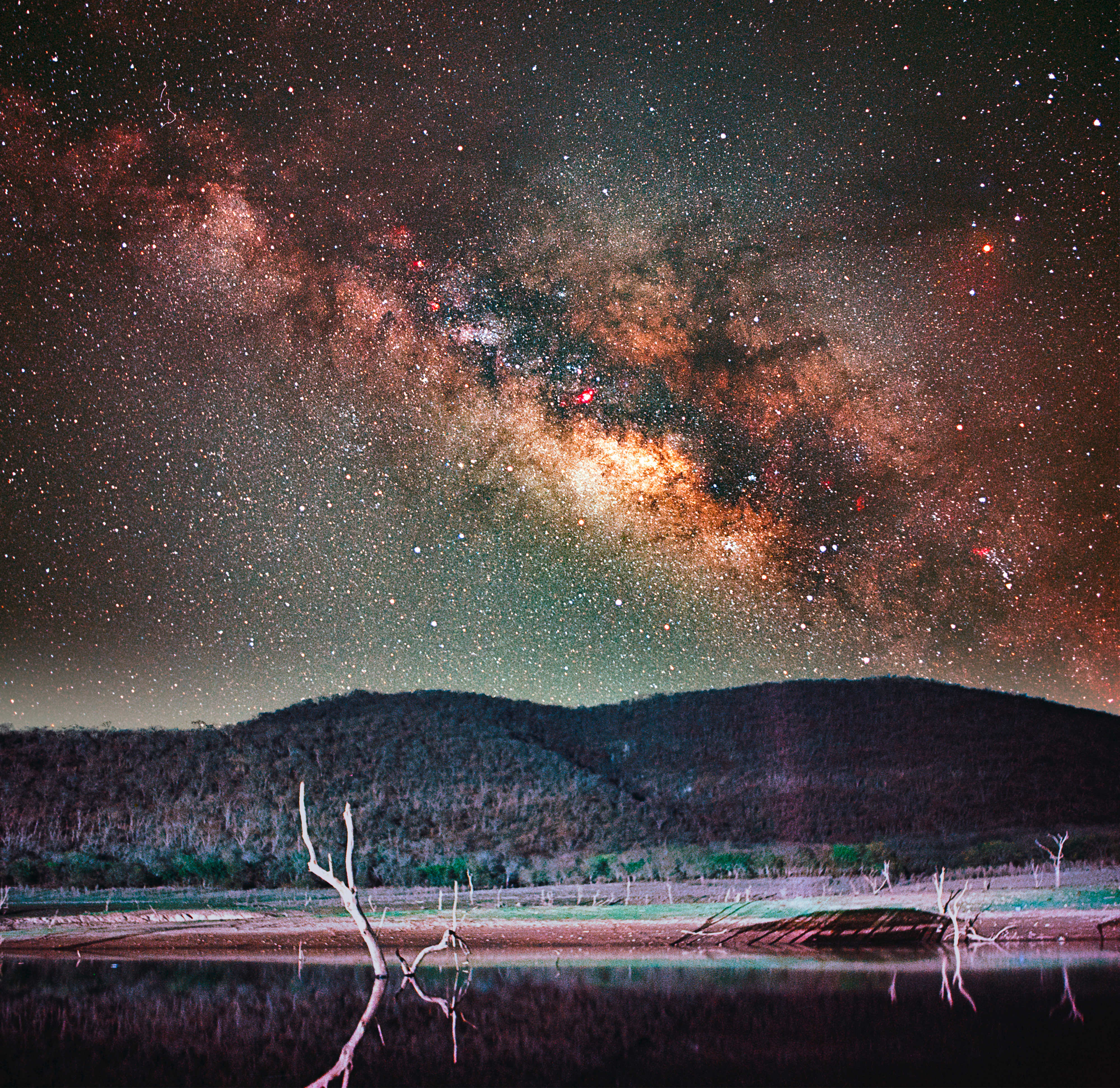 ![Vía láctea levantándose sobre el lago El Salto – Composición Astrofotografía en film 35mm]