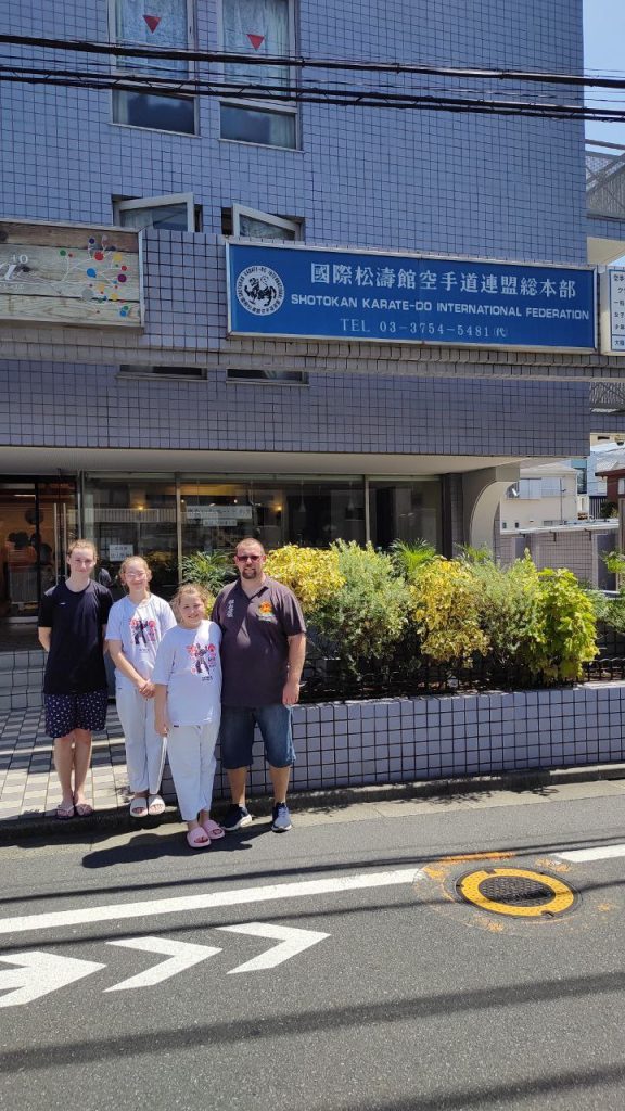 Foto em frente ao Honbu dojo da SKIF.
