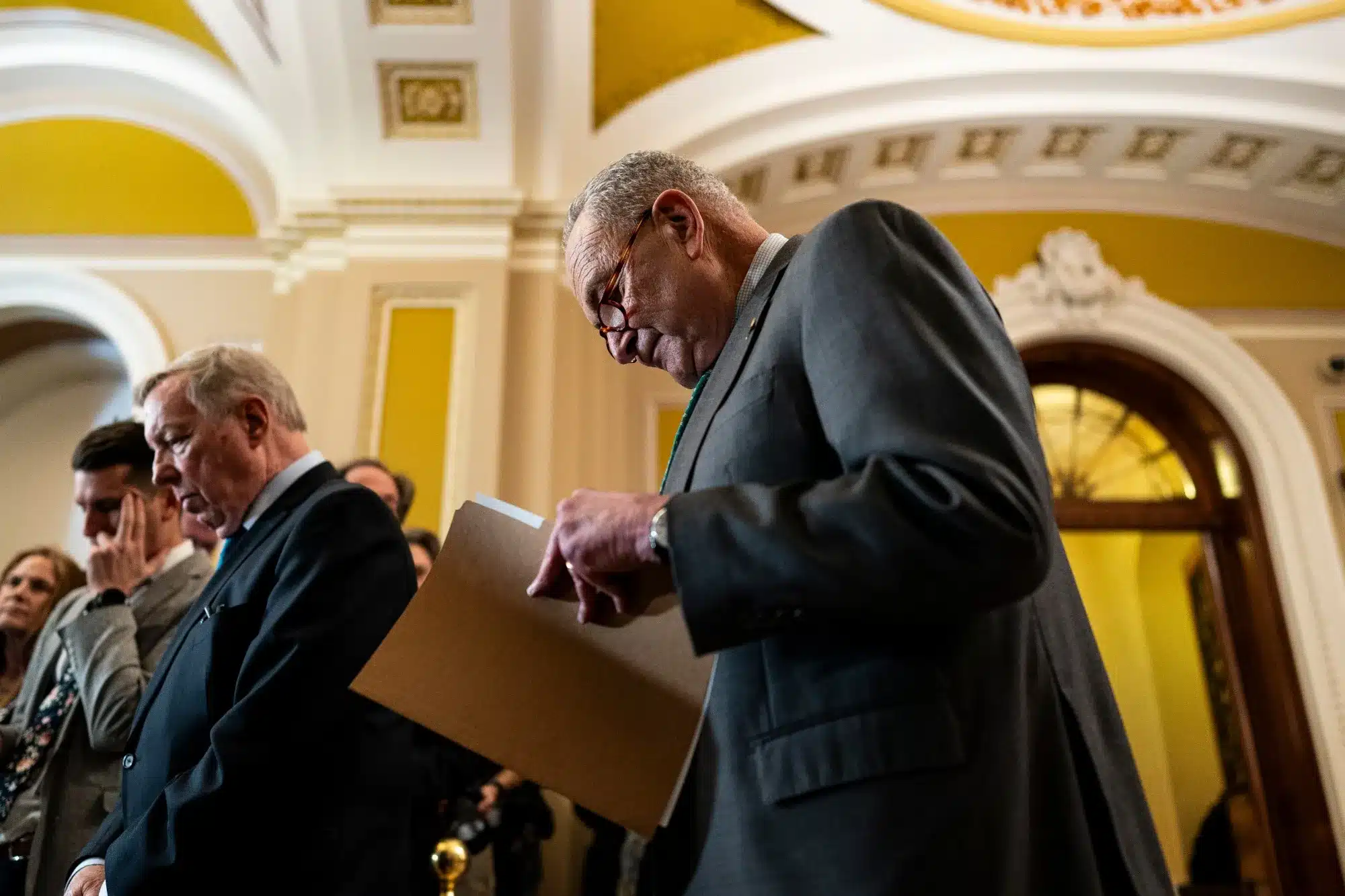 Funcionario hablando en evento oficial