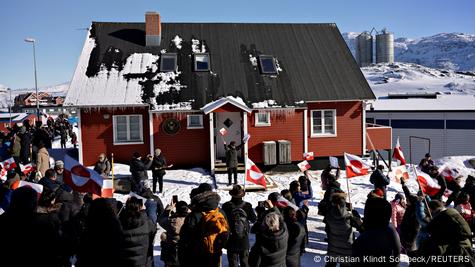 Protesta frente a casa tradicional groenlandesa