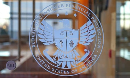 Logo del CFPB en puerta de oficina