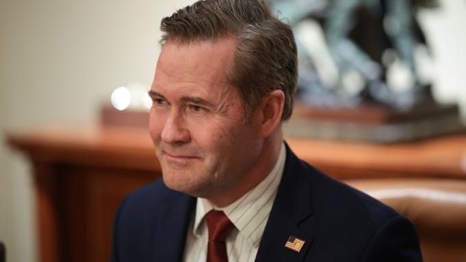 Mike Waltz en reuni&oacute;n formal