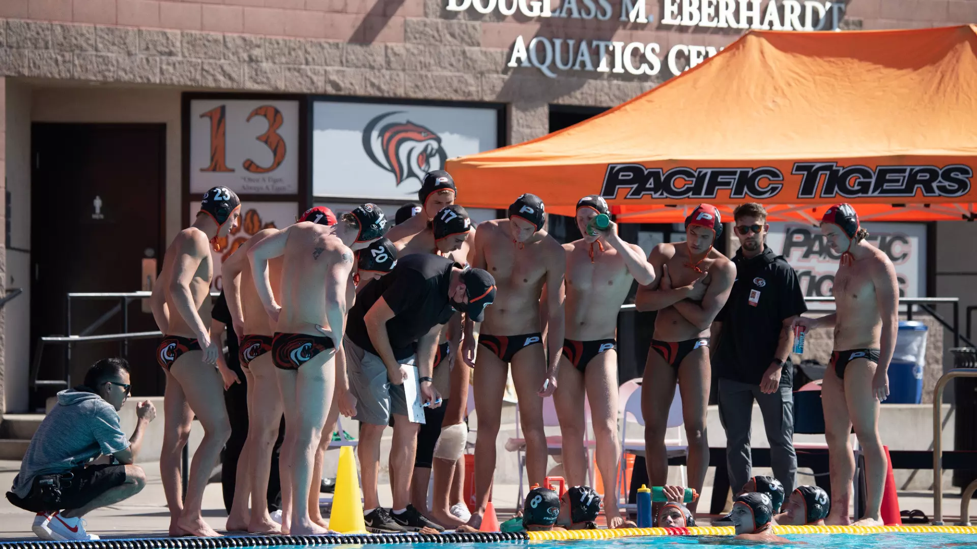 Jugadores en piscina durante torneo