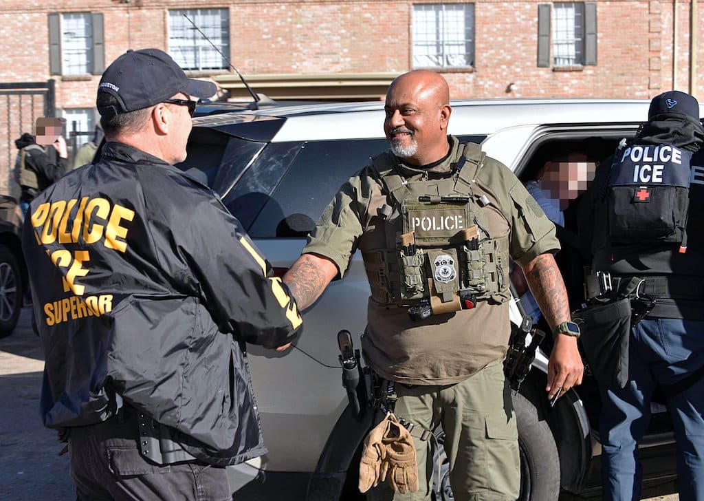 Oficiales ICE y policías colaborando