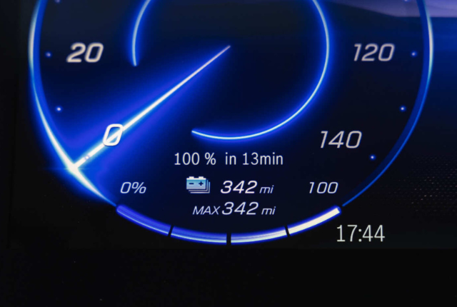 Panel de control mostrando 342 millas de autonom&iacute;a