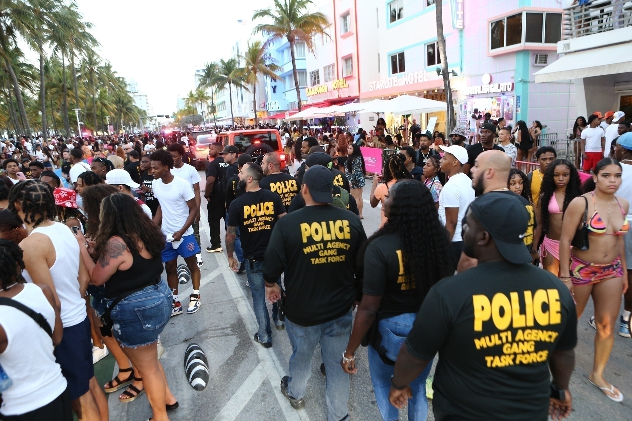 Multitud y polic&iacute;as en Miami Beach