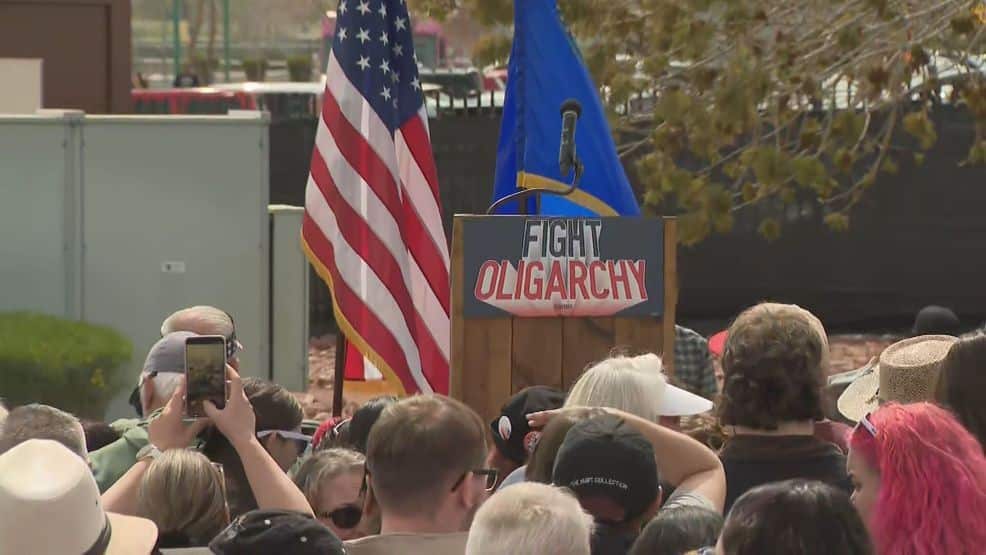 Multitud con cartel 'FIGHT OLIGARCHY'