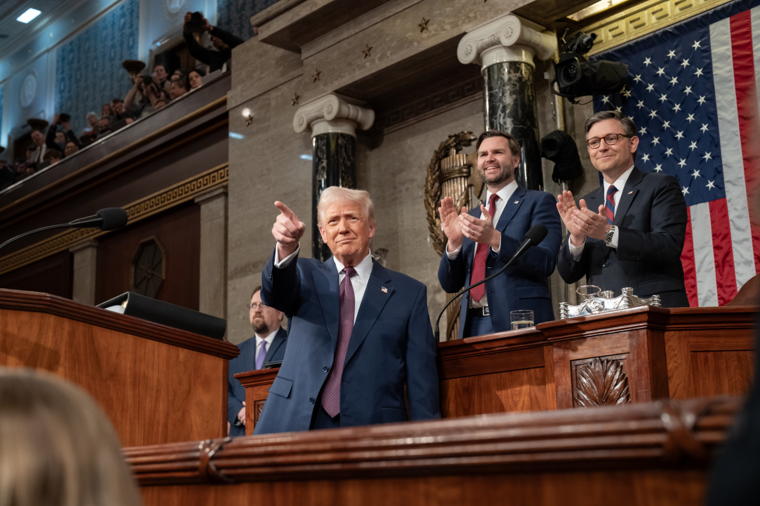 Trump en podio con bandera estadounidense