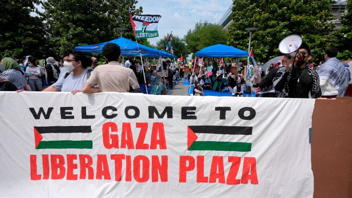 Protesta en campus con pancartas a favor de Palestina