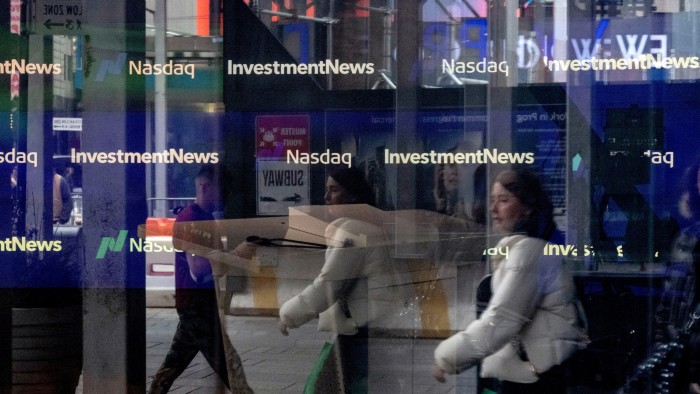 Operadores en piso de bolsa durante ca&iacute;da