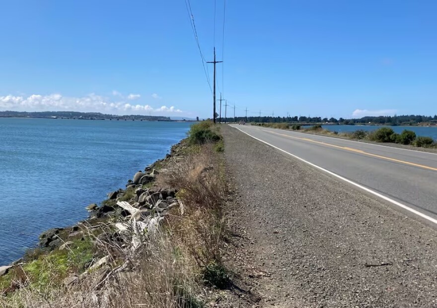 Carretera junto al estuario de Coos Bay