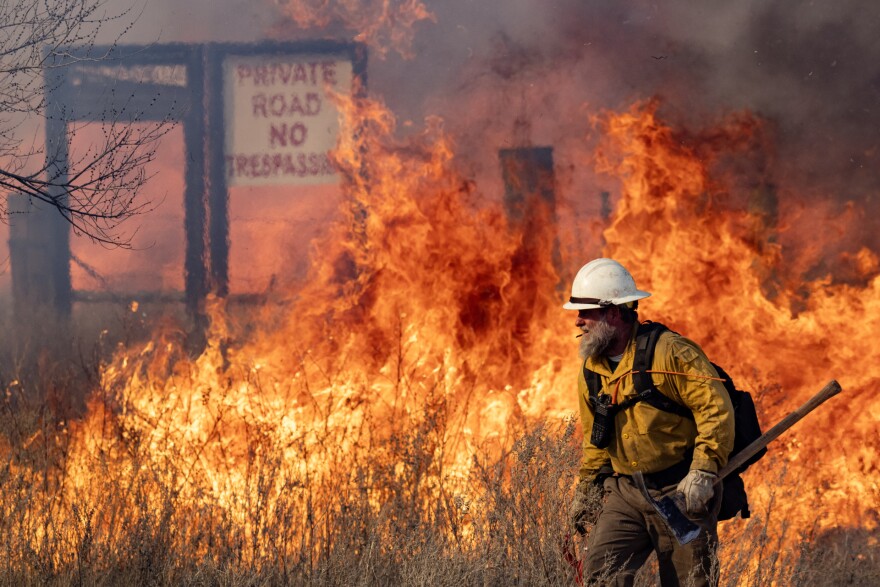 Bombero frente a llamas