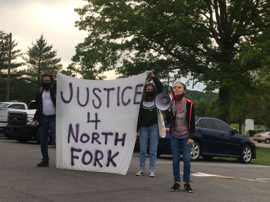Protesta con cartel 'JUSTICE 4 NORTH FORK'