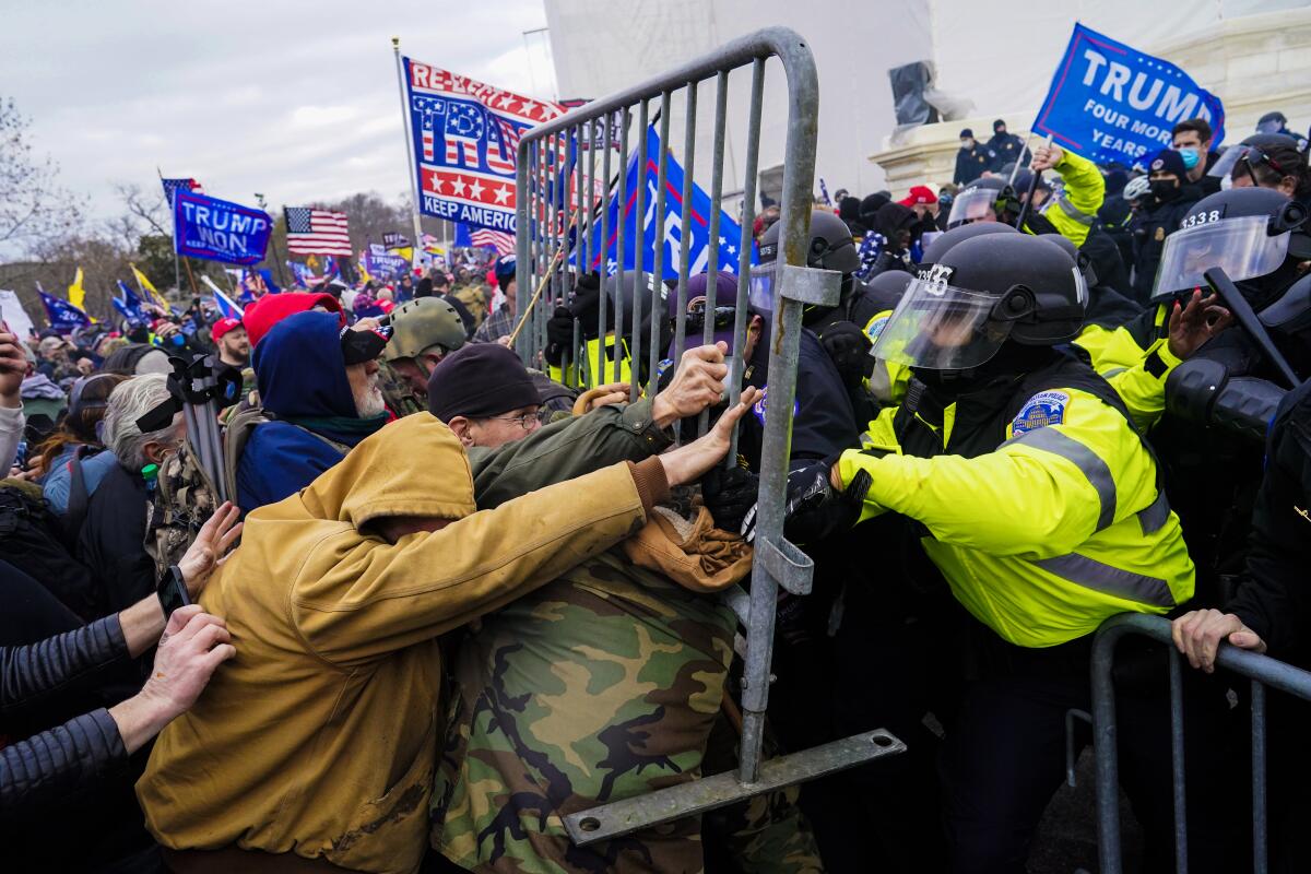 Manifestantes pro-Trump confrontando autoridades