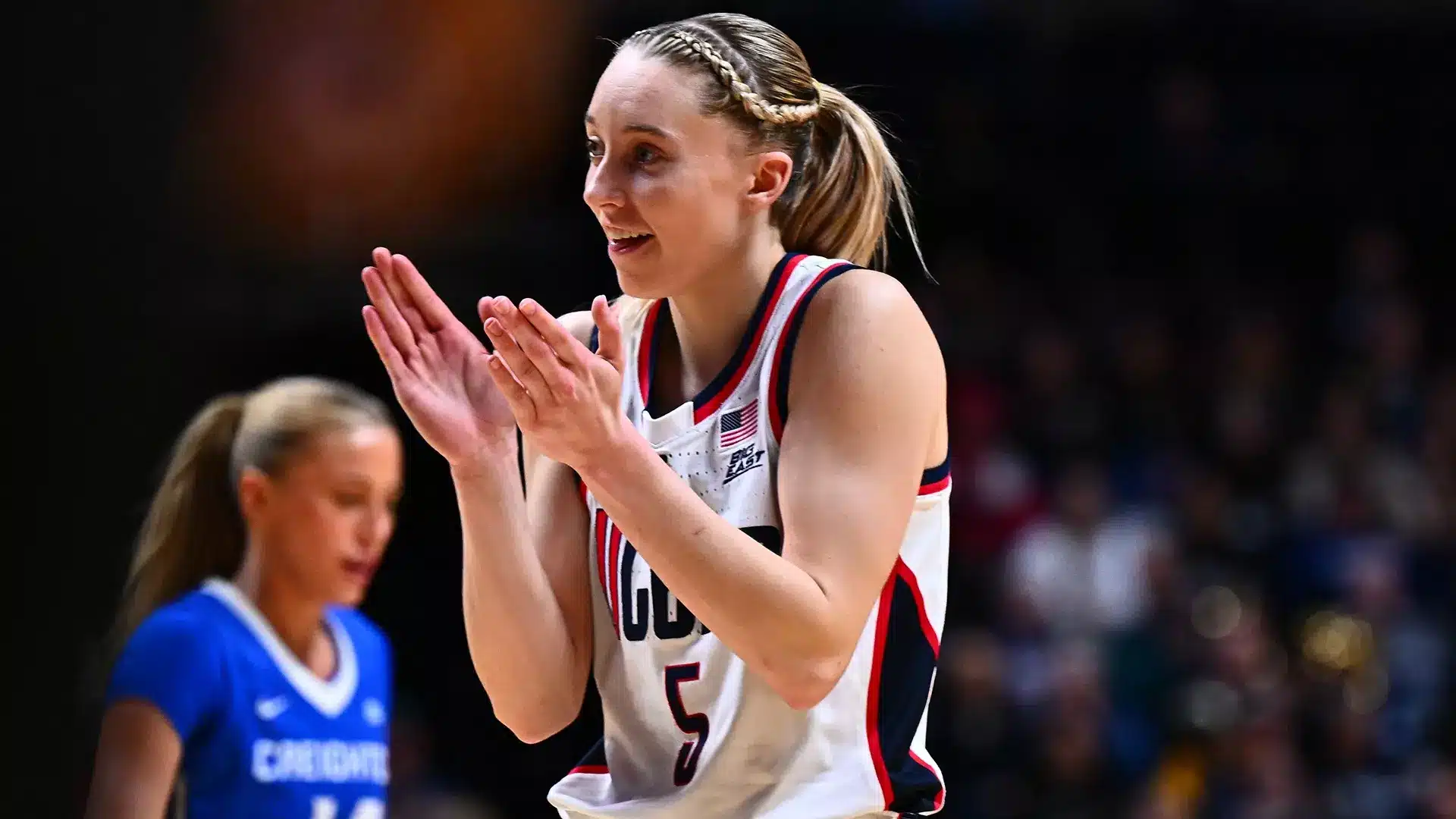 Paige Bueckers celebrando triples