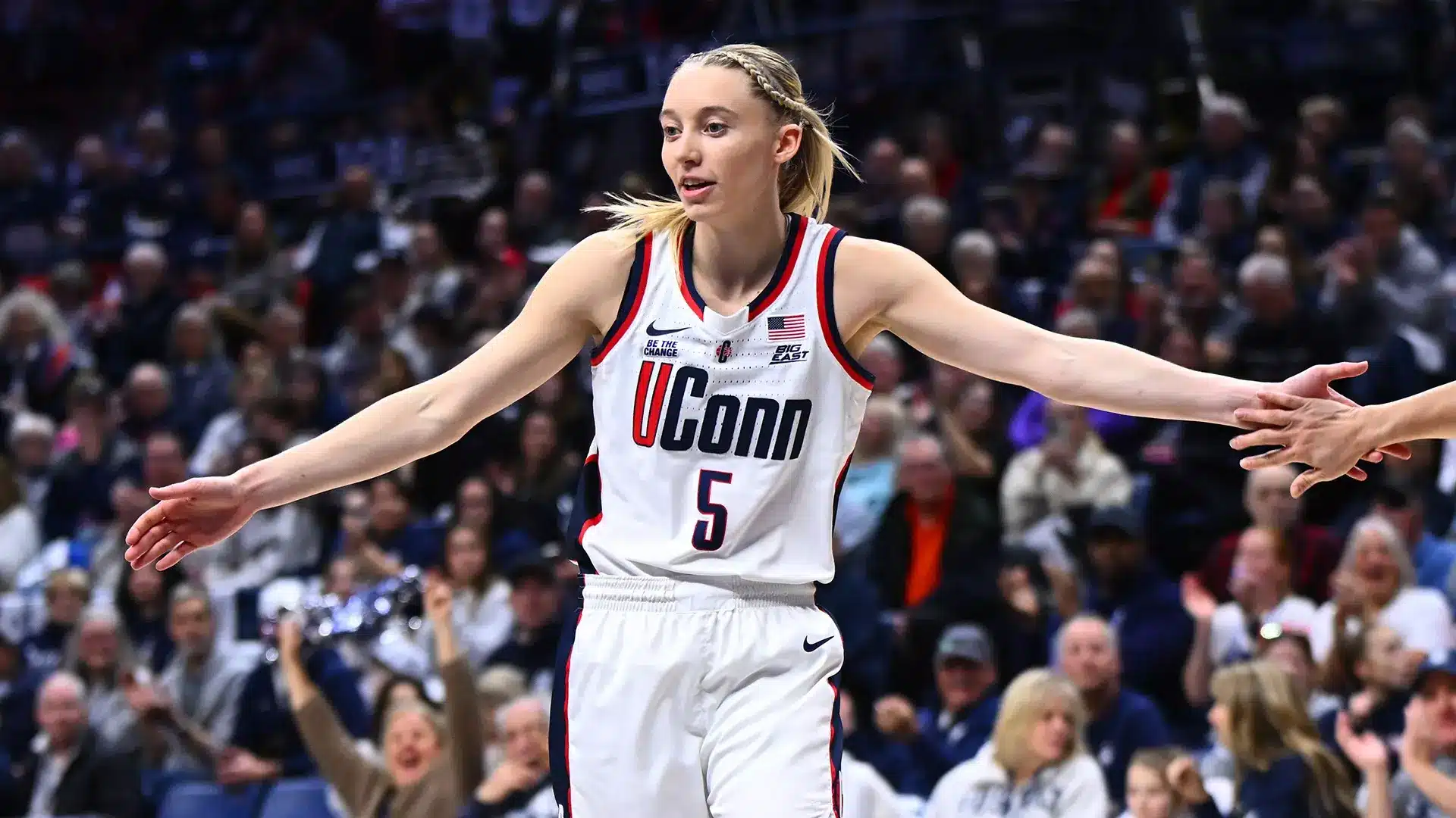 Equipo UConn celebrando victoria