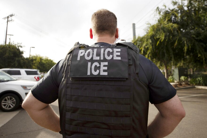 Agente con chaleco ICE POLICE