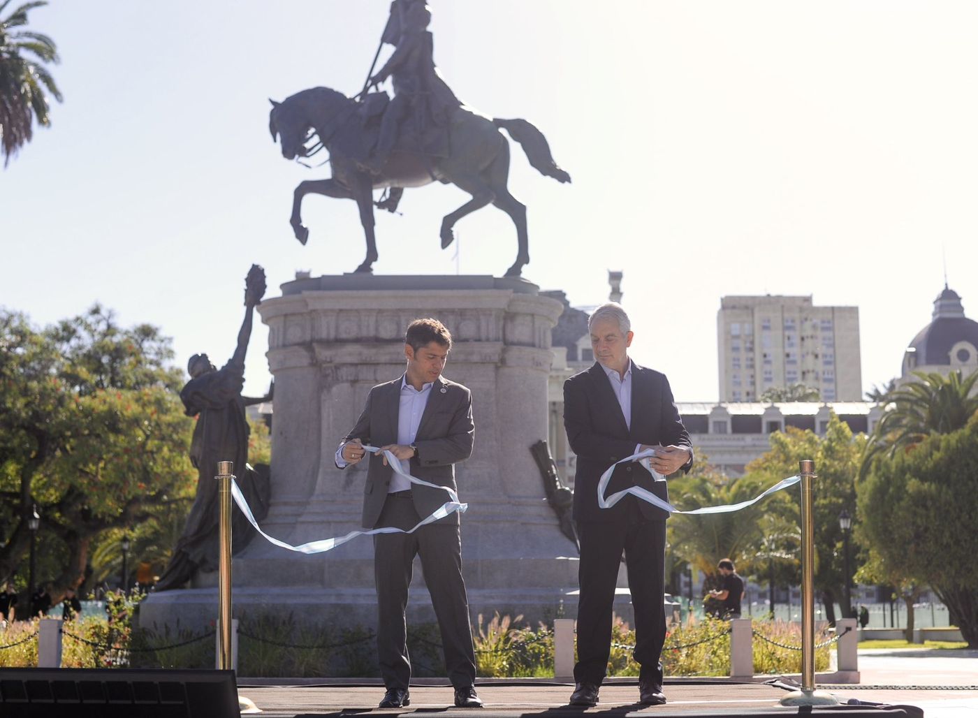 Kicillof y Alak cortando cintas inaugurales