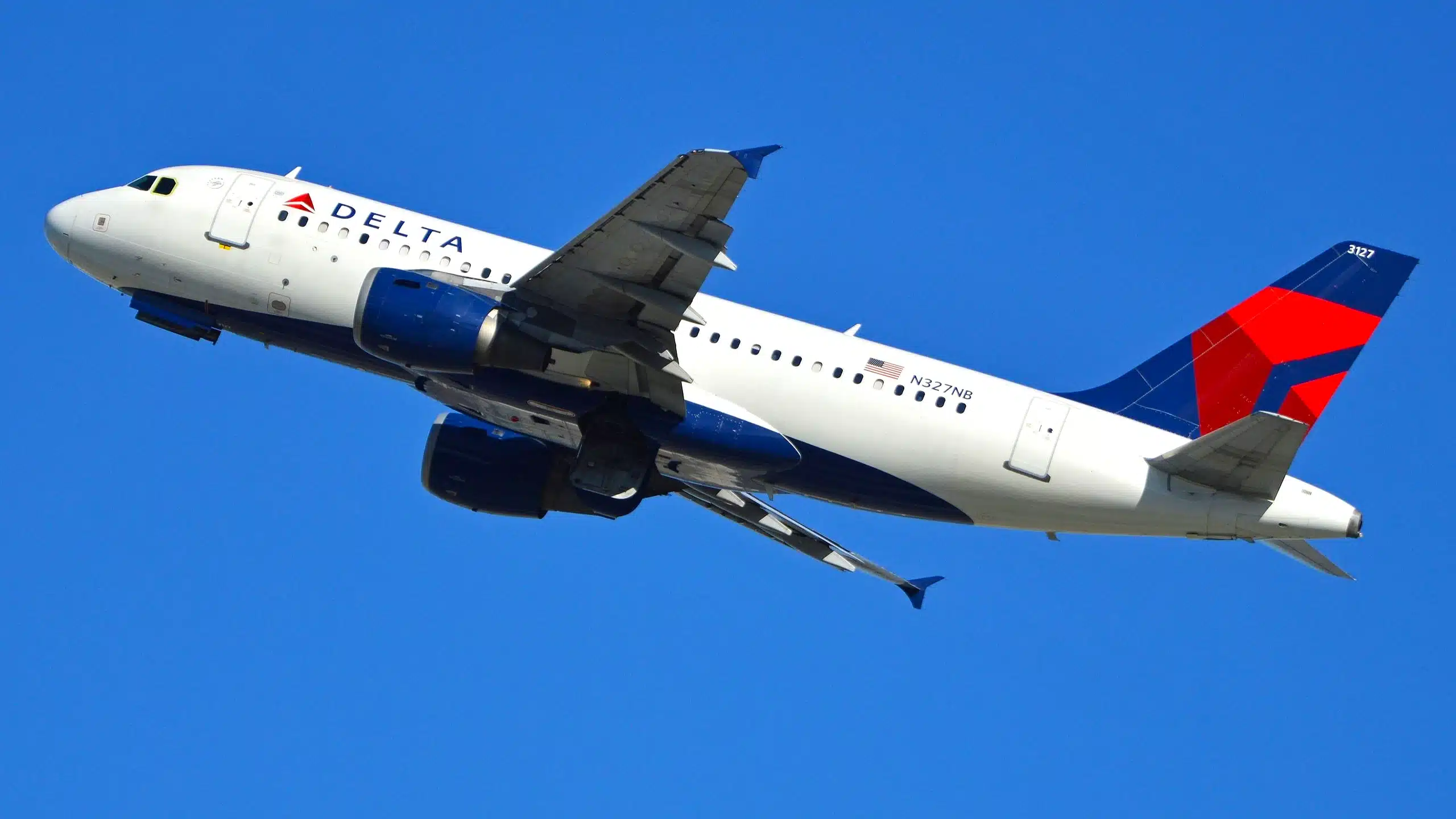 Airbus A319 de Delta en ascenso