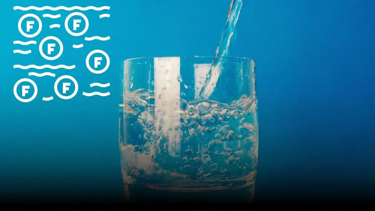 Moléculas de fluoruro en vaso de agua