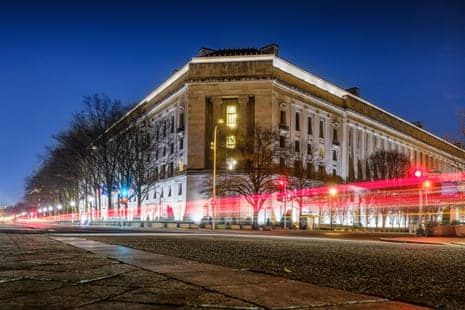 Edificio del Departamento del Tesoro de EE.UU. iluminado