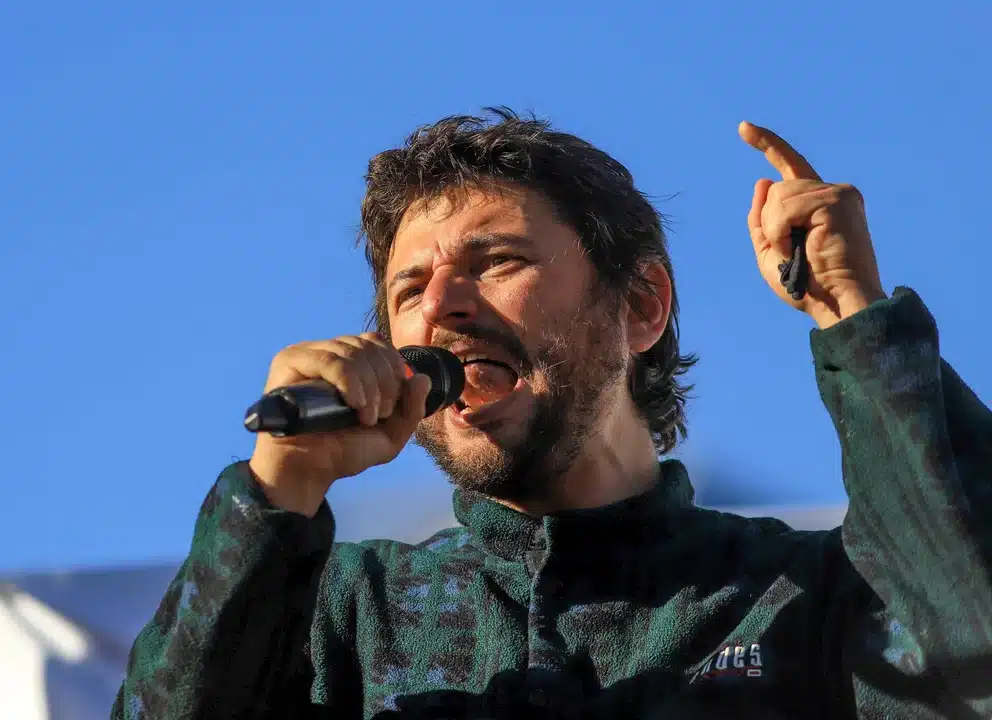 Grabois gesticulando en discurso apasionado