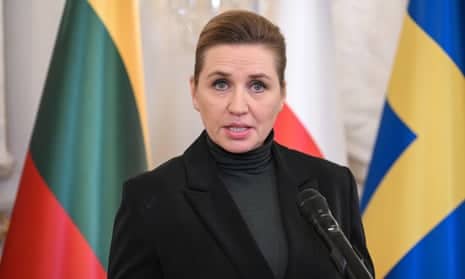 Conferencia de prensa con banderas europeas